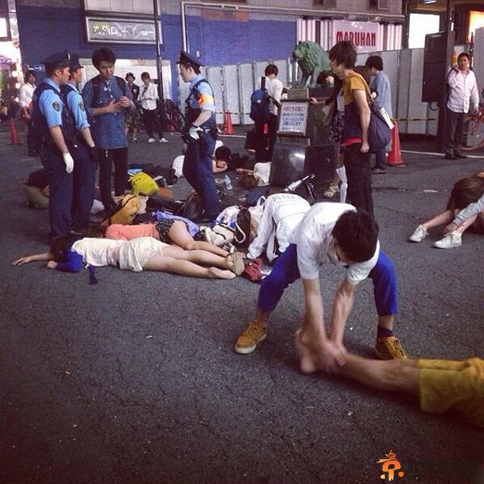 日本女生集体醉倒街头 疑被人下药 
