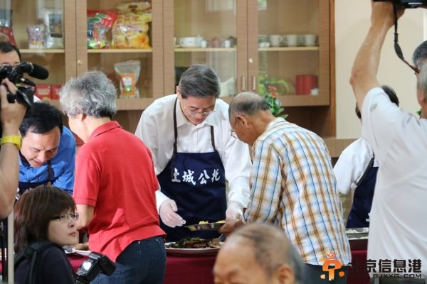 图：张志军访土城托老中心贴心为长者打菜