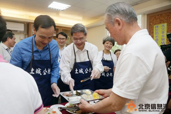 图：张志军访土城托老中心 贴心为长者打菜
