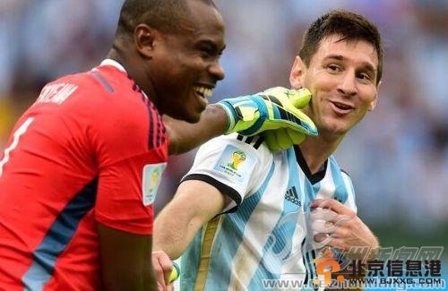 淡定哥摸梅西脸：世界杯最搞笑门将诞生