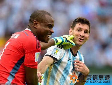 阿根廷3-2尼日利亚 淡定哥“趁乱揩油”摸梅西脸
