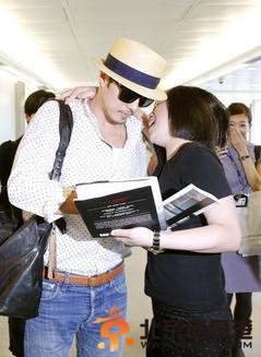 苏志燮现身台湾机场获粉丝接机拥抱（图）