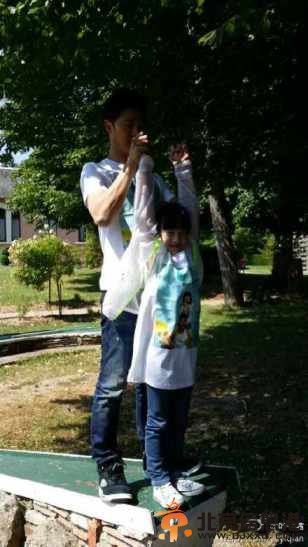 【组图】田亮教女儿学跳水 叶一茜：子承父业的节奏