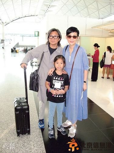 吴君如赴纽约领奖陈可辛与爱女同行（图）