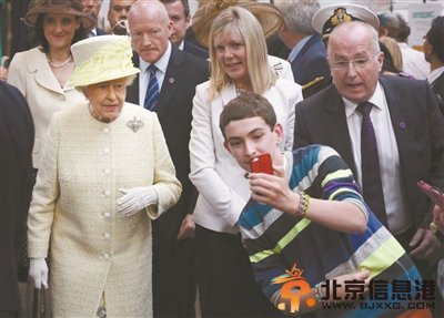 英国女王现身闹市民众夹道欢迎 小伙与其自拍走红网络