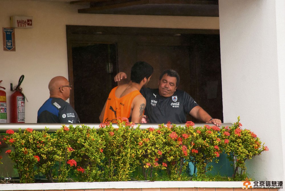 苏亚雷斯被逐回国总统亲自迎接 俨然成民族英雄