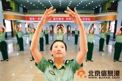 揭秘三军仪仗队女兵：工资与普通女军人同等(图)
