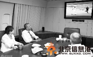 奥巴马关注世界杯 空军一号上看美德之战