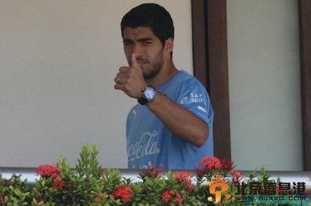 苏亚雷斯禁赛后首现身 掩饰失落竖拇指