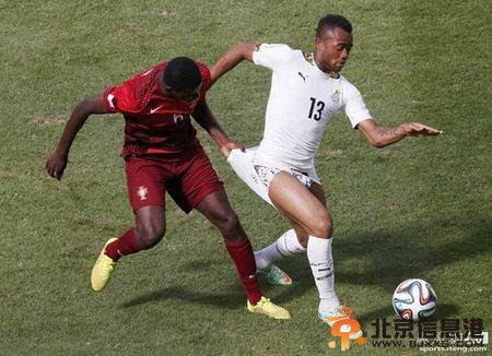 世界杯尴尬一幕 全球目睹加纳球星被拽球裤(图)