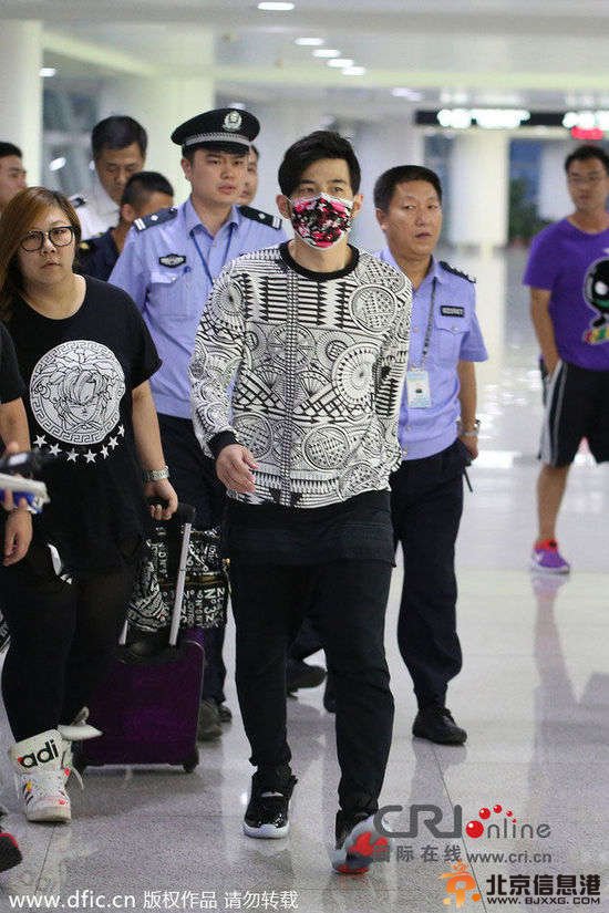 周杰伦抵达青岛。