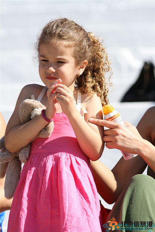 荷兰太太团母子上阵争奇斗艳 星二代憨态可掬【组图】