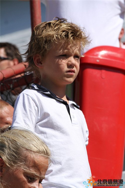 荷兰太太团母子上阵争奇斗艳 星二代憨态可掬【组图】