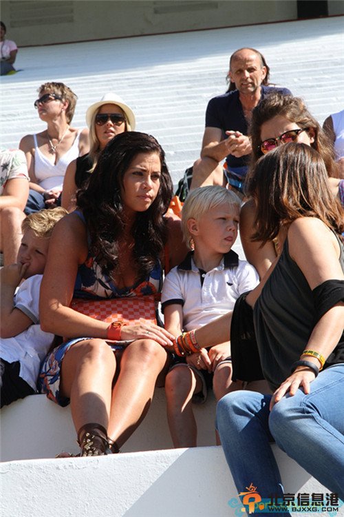 荷兰太太团母子上阵争奇斗艳 星二代憨态可掬【组图】