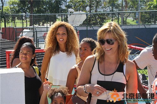 荷兰太太团母子上阵争奇斗艳 星二代憨态可掬【组图】