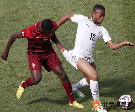 世界杯尴尬一幕 加纳球星裤子被扒露私处 微笑哥摸梅西脸