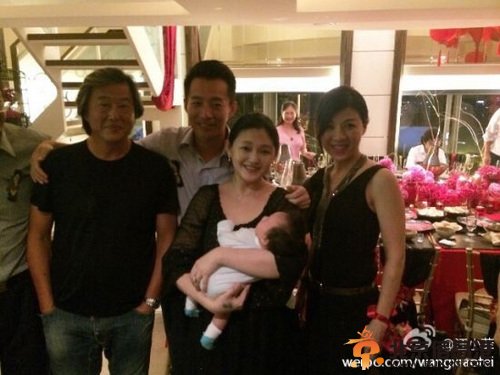 汪小菲晒庆生照大S抱女儿显温馨（图）