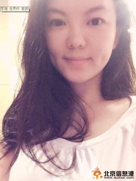 李湘晒素颜熬夜看球“疯”照 网友惊呼神似阿雅