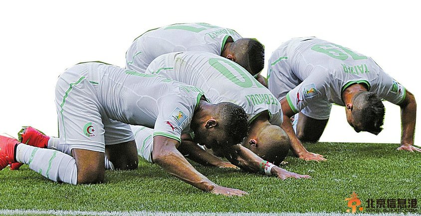 盘点2014巴西世界杯各种“奇葩”庆祝动作 吃草科特迪瓦门将最奇葩