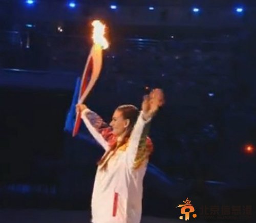 索契冬奥会期间，怀孕中的伊辛巴耶娃参加圣火交接和传递。