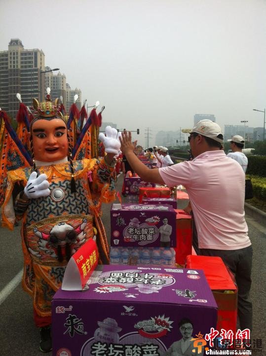 两岸上万民众喜迎昆山慧聚妈祖“回家”(图)