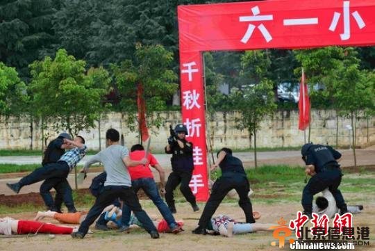 云南省举行“铁拳”反恐演练(组图)