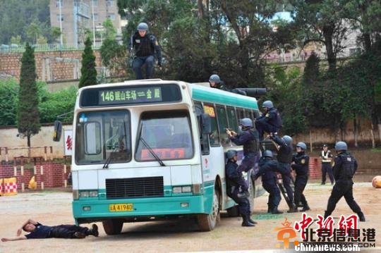 云南省举行“铁拳”反恐演练(组图)