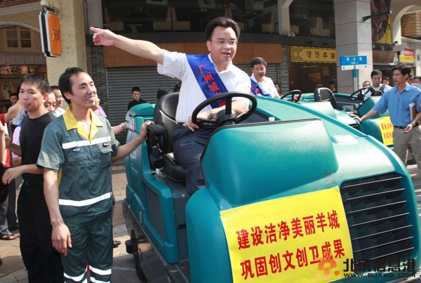 万庆良600元租豪宅成笑谈 民间获封“段子王”