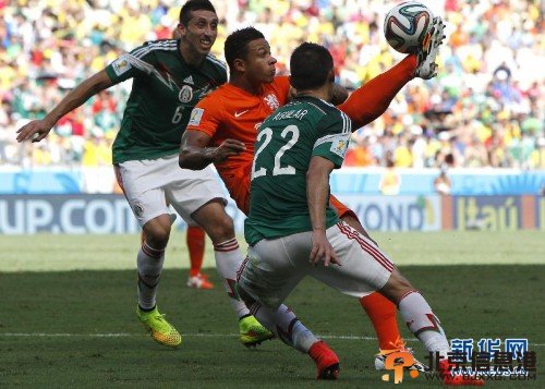 荷兰2-1墨西哥补时点球绝杀 罗本三次摔倒一次获点