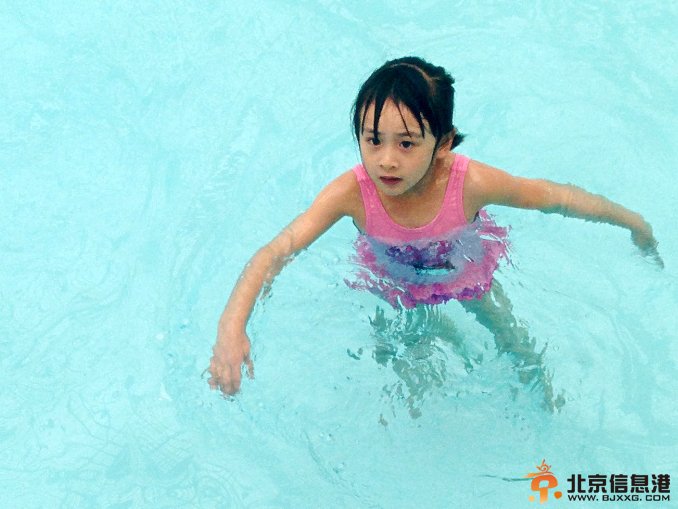 田亮带女游泳传授技能 可爱森碟粉色泳装