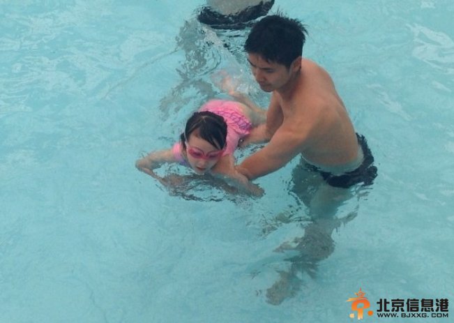 田亮带女游泳传授技能 可爱森碟粉色泳装