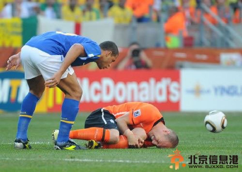 “三摔拍案惊奇”罗本假摔成就荷兰惊天逆转