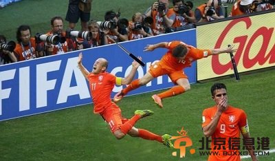 “三摔拍案惊奇”罗本假摔成就荷兰惊天逆转