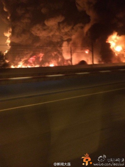 大连中石油主管道爆裂后起火