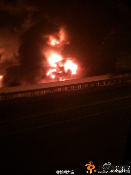 大连一输油管线爆裂 火势凶猛