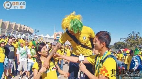 女球迷遭强吻 张秀文险遭袭胸高钧贤出手护花