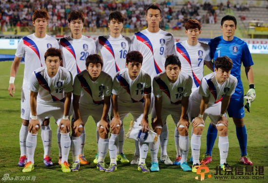 韩国脚回国受辱 机场遭球迷扔太妃糖