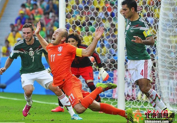 国际足联不追罚罗本飞翔的荷兰人笑了 罗本假摔卧草漫画走红