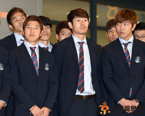 韩国脚回国受辱被球迷扔太妃糖 球迷诅咒球员去死