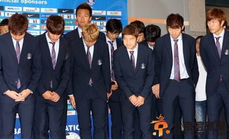 韩国脚回国遭球迷扔太妃糖羞辱 全队低头致歉