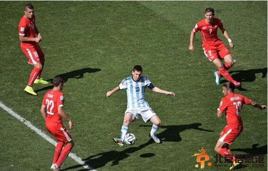 两图见证梅西尴尬：队友真坑爹 对手防得太死