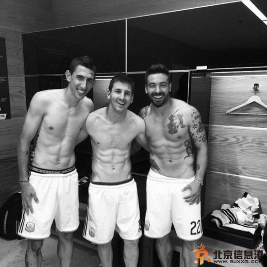 梅西赛后曝更衣室私照 裸身自拍秀腹肌[图]