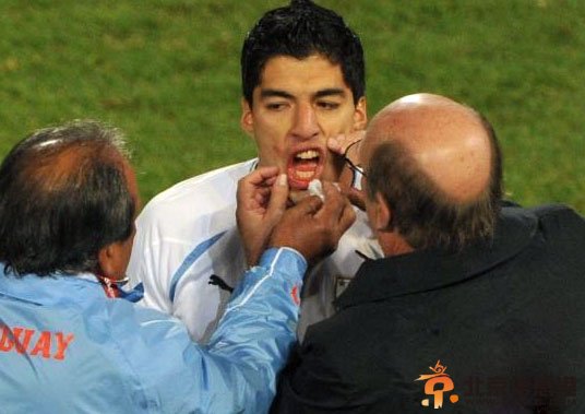 苏亚雷斯道歉承认咬人 咬人事件“翻供”背后暗藏玄机