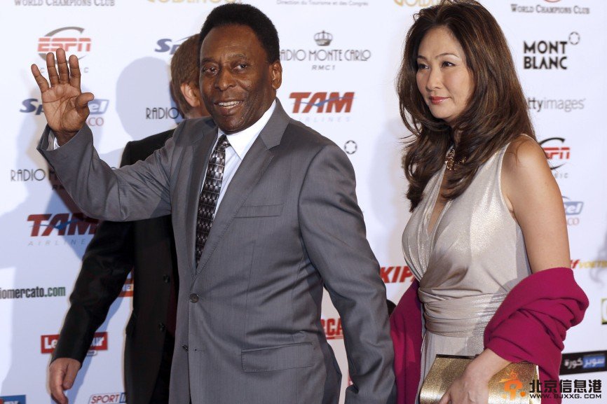 贝利妻子观战阿根廷 72岁贝利娶20岁日裔妻子【图】