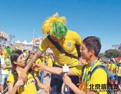 女球迷遭强吻咸猪手上身 球迷“见人就抱”趁乱抓胸