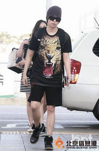 2014香港巨蛋<a href='http://www.bjxxg.cn/ent/yinyue/' target='_blank'><u>音乐节</u></a>开唱状况多 粉丝晕倒f(x)Sulli摔跤（组图）