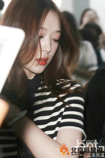 2014香港巨蛋<a href='http://www.bjxxg.cn/ent/yinyue/' target='_blank'><u>音乐</u></a>节开唱状况多 粉丝晕倒f(x)Sulli摔跤（组图）