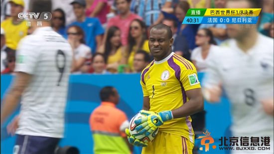 恩雅马俏皮眨眼