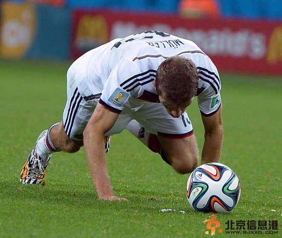 穆勒承认任意球跪倒是故意 训练时奏效比赛变笑话