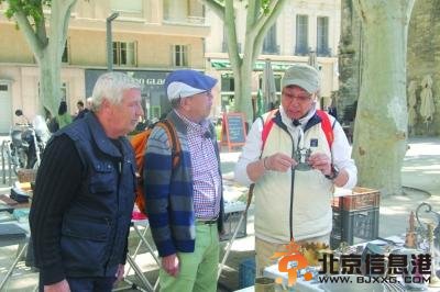 雷恪生(中)、曾江(右)逛集市。